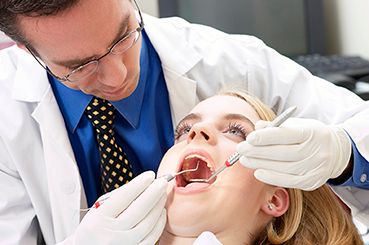 Clínica Dental Iglesias Martínez dentista revisando paciente